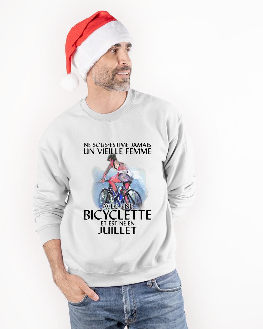 Ne Sous Estimez Jamais Un Vieille Femme Avec Une Bicyclette Et Est Ne En Juillet Sweater