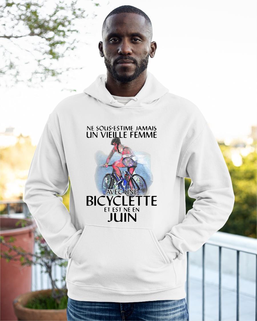 Ne Sous Estimez Jamais Un Vieille Femme Avec Une Bicyclette Et Est Ne En Juin Hoodie